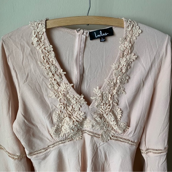 Lulu’s Applique floral lace V neck top - Picture 3 of 9
